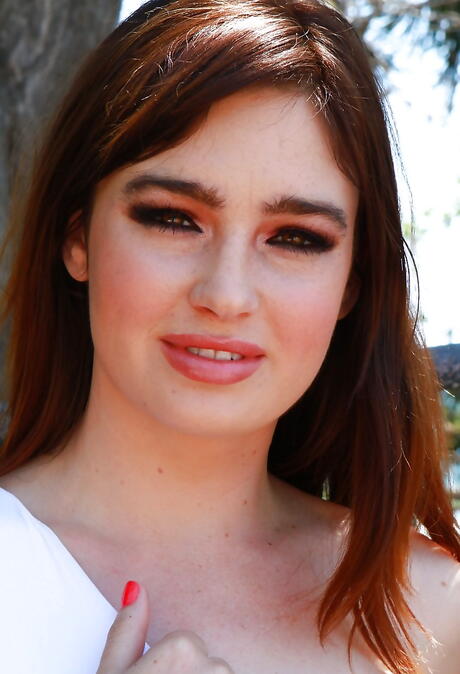 好奇心旺盛なアメリカ人の黒髪の可愛いジョディ・テイラーが派手なビキニを着て屋外でお尻を露出している