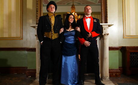 D: 魅力的な美女ジェイミー・バリーとルイーズ・ジェンソンが熱い3Pセックスを楽しむ