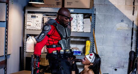  Indbydende asiatisk pornostjerne Asa Akira kneppet efter at have suttet en sort pik