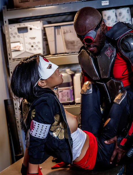  Indbydende asiatisk pornostjerne Asa Akira kneppet efter at have suttet en sort pik