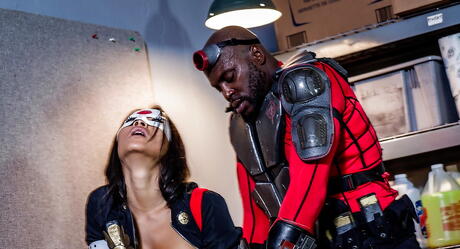  Indbydende asiatisk pornostjerne Asa Akira kneppet efter at have suttet en sort pik