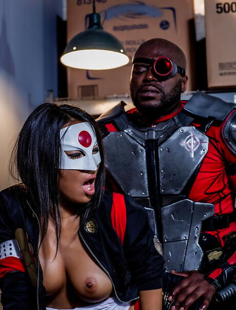  Indbydende asiatisk pornostjerne Asa Akira kneppet efter at have suttet en sort pik