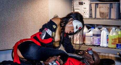  Indbydende asiatisk pornostjerne Asa Akira kneppet efter at have suttet en sort pik