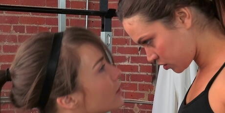  Fremragende kvinder Alyssa Reece og Malena Morgan slikker lækre fisser under hot lesbisk sex