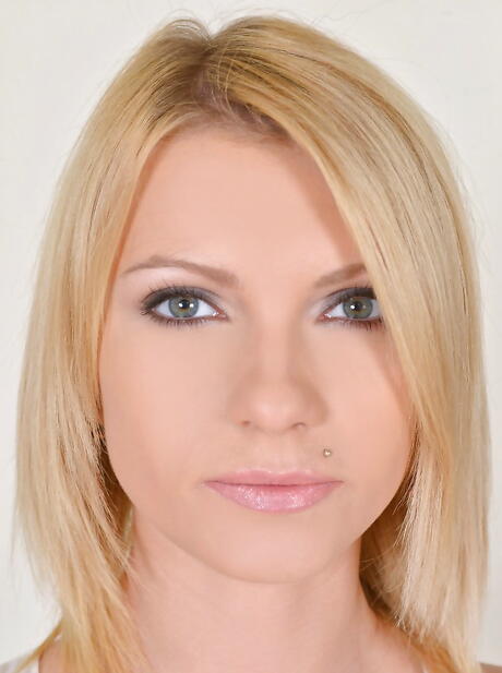 S: Den varme ukrainske blonde Karina Grand i lingeri afslører sin røv og barberede fisse