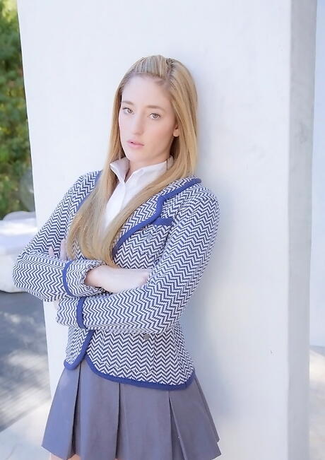 P: 性感的美國女孩Casana Lei穿著漂亮裙子，露出豐滿的乳房和性感的臀部