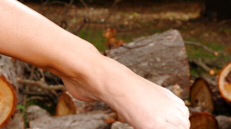 素晴らしいベイビーのゾーイ・L・フォックスとズザナ・Z。派手なショートパンツでピンクのプッシーを舐める熱いレズビアンセックスアウトドア