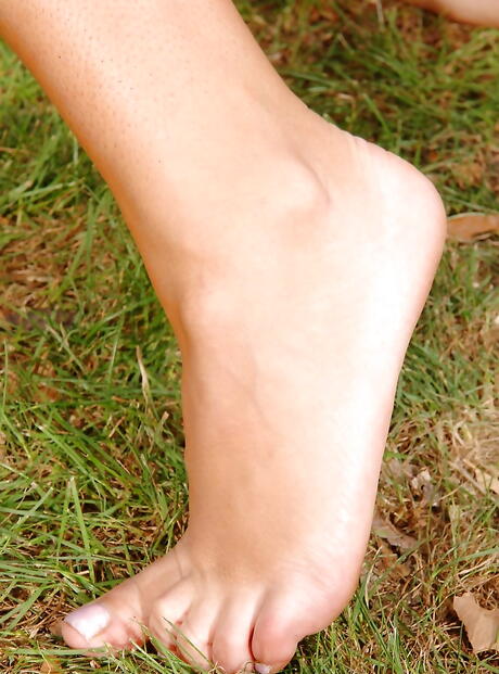 素晴らしいベイビーのゾーイ・L・フォックスとズザナ・Z。派手なショートパンツでピンクのプッシーを舐める熱いレズビアンセックスアウトドア