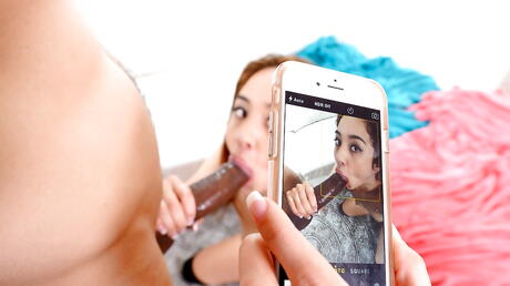 性感的亞洲紅髮業餘選手 Mila Jade 深深地吸吮著大黑棒，並享受著臉上的射精