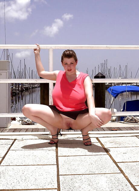 Fyldig amerikansk milf Desirae i flot nederdel, der blotlægger store bryster og spreder sine ben udenfor