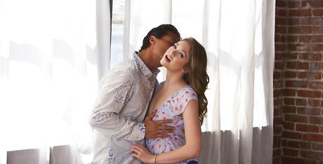 W: 苗條的美國年輕女孩傑西·安德魯斯在熱辣的雞巴吮吸後被撞