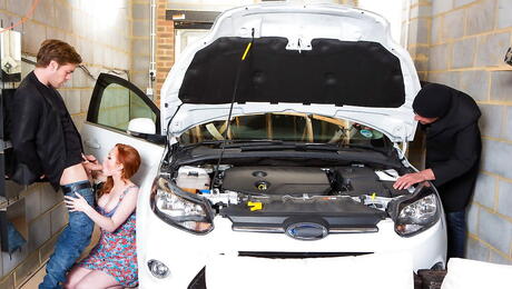 D:  Gracile britiske rødhårede unge Ella Hughes i flot nederdel sutter på en stor pik og tager en varm sædsprut