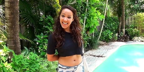 非常有吸引力的黑髮寶貝 Michell Devine 在泳池邊露出小乳房和性感臀部