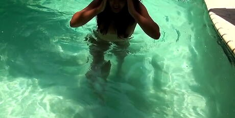 非常有吸引力的黑髮寶貝 Michell Devine 在泳池邊露出小乳房和性感臀部