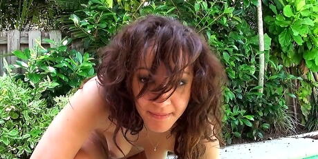 非常有吸引力的黑髮寶貝 Michell Devine 在泳池邊露出小乳房和性感臀部