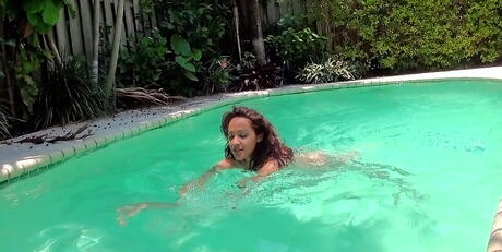 非常有吸引力的黑髮寶貝 Michell Devine 在泳池邊露出小乳房和性感臀部