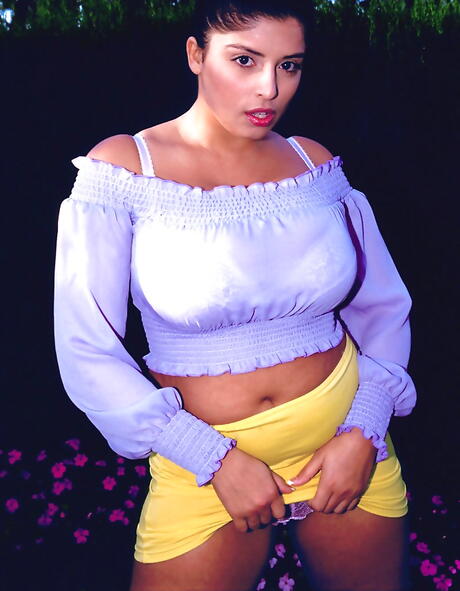 迷人的英國熟女 Kerry Marie 穿著性感內衣，露出豐滿的乳房，在戶外自慰