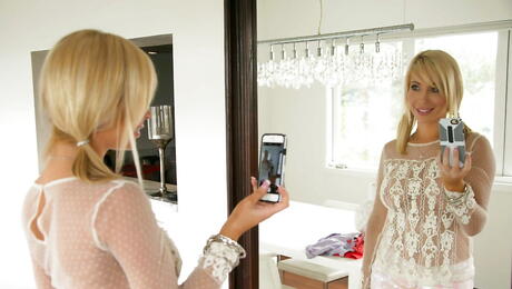 驚艷美國金髮女孩 Tasha Reign 在鏡頭前擺出性感姿勢