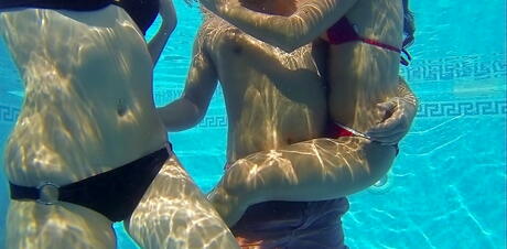 性感女孩 Chrissy、Roseline Love 和 Kendra Star 在泳池邊瘋狂狂歡