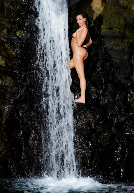 好奇的美國色情明星米婭·馬爾科娃在戶外露出了她的屁股