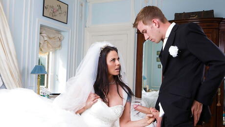 Tempting hungarian milf Simony Diamond sucking on big shaft and takes a messy cumshot 