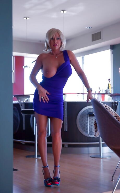 Enchanting american homemaker Sandra Otterson is foot fetishist outdoor