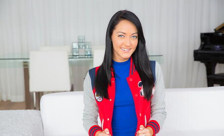 T: 非常有吸引力的美國青少年薩布麗娜·班克斯露出大胸部並張開雙腿