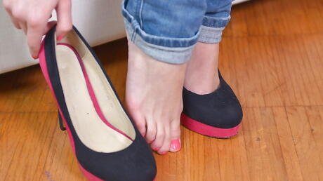 身穿緊身牛仔褲的匈牙利少女Felicia Kiss展現出火辣的戀足癖