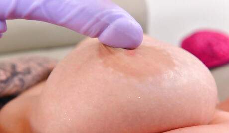 非常有吸引力的英國色情明星 Harmony Reigns 穿著性感短裙展示大胸部和玩弄