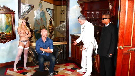 Enticing american blond Britney Amber enjoy amazing 3some sex 