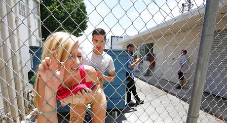 英国のブロンドの若々しいアレクサグレースは、濡れたフェラチオ屋外の後、彼女の弱虫に掘削