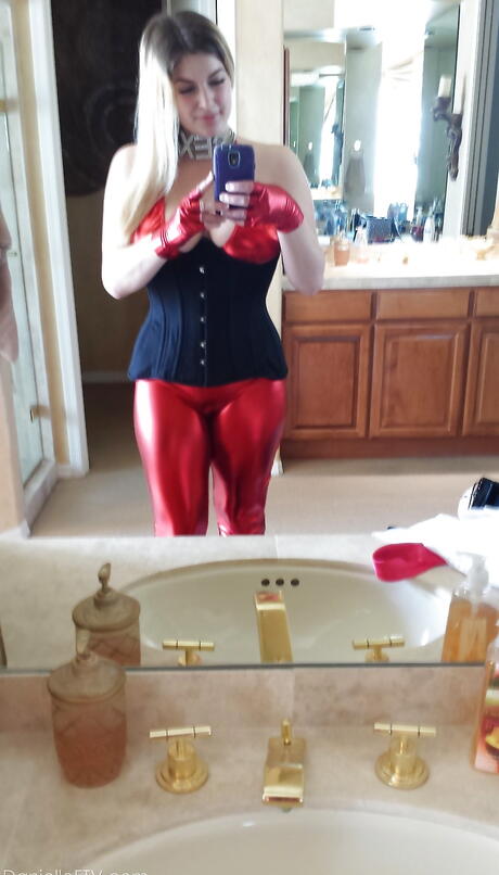 極品寶貝Danielle Delaunay在戶外露出大胸脯和性感臀部