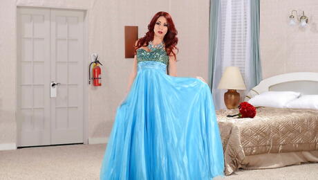 迷人的美國紅髮妻子莫妮克亞歷山大穿著性感內衣，露出大奶，張開雙腿