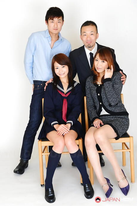 纖細的女性 Yuri Aine 和 Jun Kusanagi 展示火辣身材