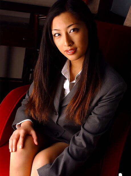  Rangy japansk hottie Ran Asakawa blotter små bryster og spreder sine ben