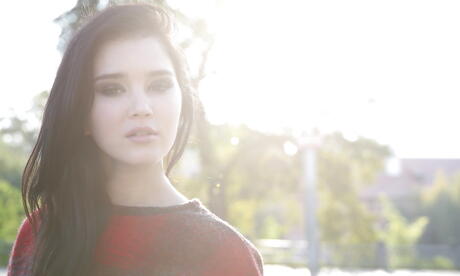 Velformet ukrainsk brunette teenager Malena Fendi i erotisk galleri