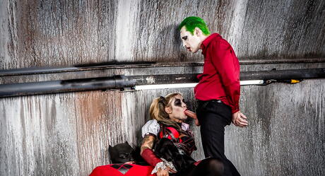 Forførende amerikansk milf Kleio Valentien i cosplay-outfit nyder fantastisk trekantsex scene udendørs