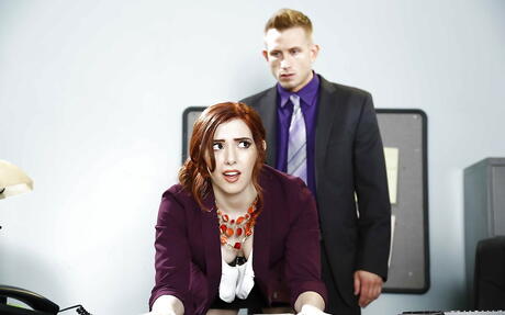 B: Nysgerrig amerikansk Ember Stone bliver kneppet i sin behårede bæver efter en varm piksug på kontoret