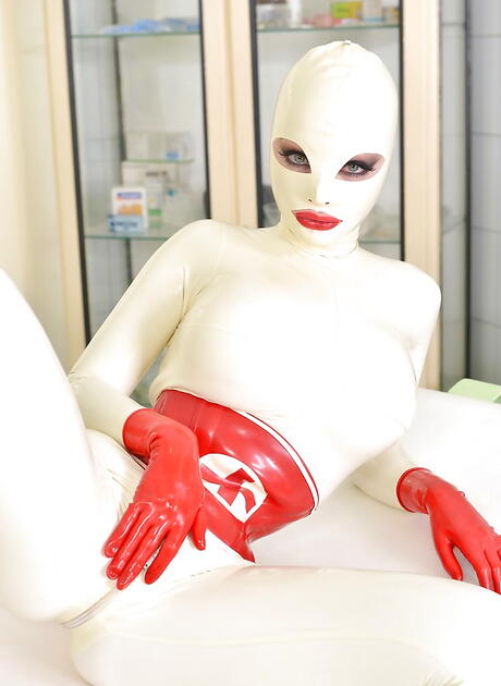 好奇心旺盛な英国人妻ラテックス・ルーシーが制服姿でBDSMプレイ