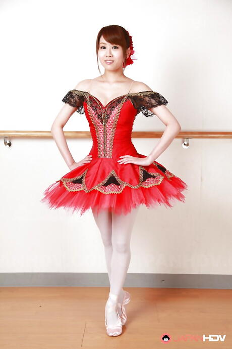 誘人的日本黑髮美女鈴木莉莉卡身穿性感短裙，露出大乳房和陰部