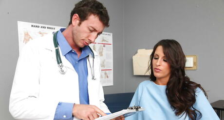  Lækker amerikansk Kortney Kane i uniform suger en kæmpe pik og bliver kneppet hårdt