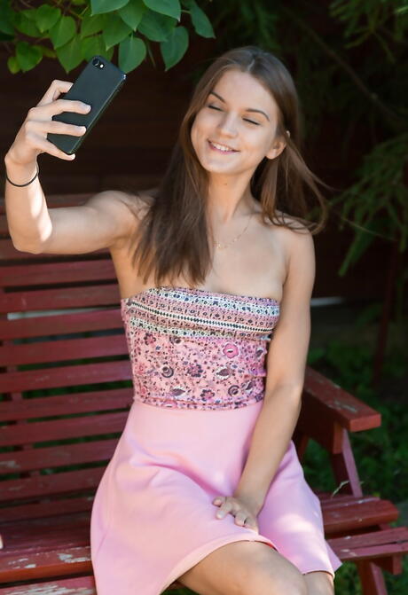 優雅なロシアのブルネットの若々しいエヴェリーナ・ダーリンは小さなおっぱいを露わにして屋外でオナニーする