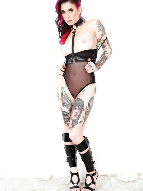 細身のアメリカ人赤毛熟女ジョアンナ・エンジェルがランジェリー姿で小さなおっぱいとセクシーなお尻を露わにする