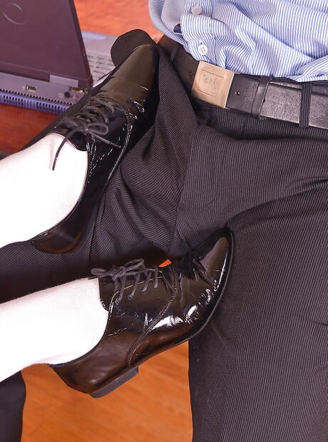 Lumør britisk blond Chessie Kay laver nogle hot fod fetish action i kontoret