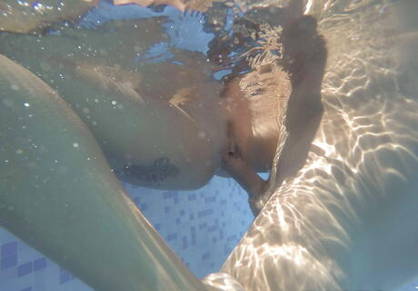 性感的法國金髮女郎 Chloe Lacourt 在泳池被大屌幹