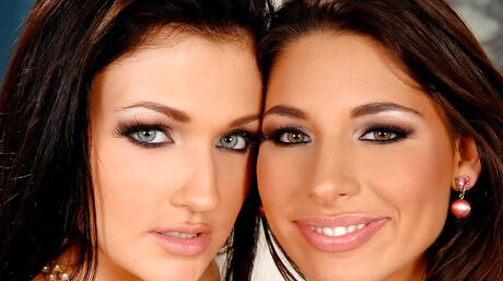  Sexede piger Zafira og Aletta Ocean slikker saftige fisser og har det sjovt med legetøj