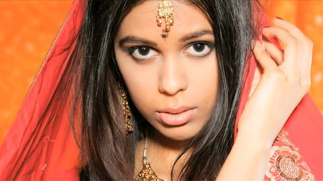 Lækker indisk mørkhåret Priya viser sine naturlige små bryster og viser sin nøgenhed solo