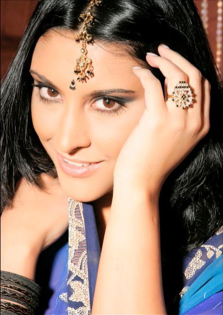 Indisk pige Kareena demonstrerer sine fantastiske bryster og blotter sin krop i en solo