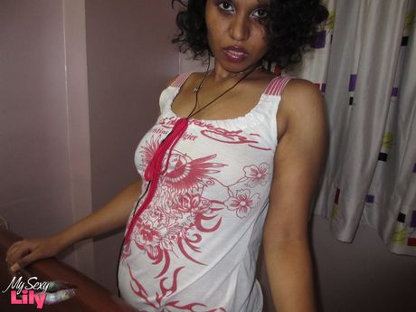Henrivende indisk MILF Lily Singh stripper sin kjole og viser sine enorme bryster
