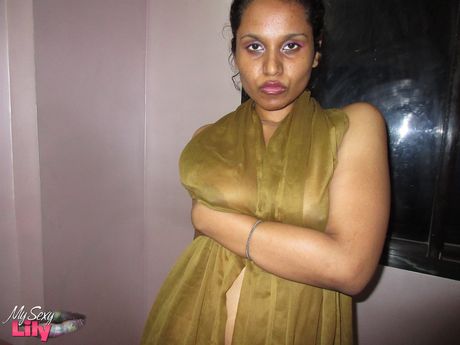 Smuk indisk brunette Lily Singh viser sin perfekte røv og sin lækre fisse i brusebadet